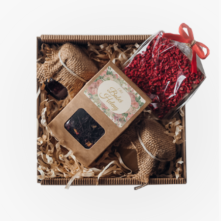 Set cadou Pentru bunica - o mini-cutie cu ceai, ciocolată, gem și miere
